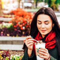 Вчені розповіли, чому категорично не можна приймати їжу на ходу