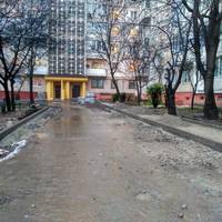 На Симоненка, 1 триває капітальний ремонт двору