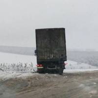 Біля Бучача фури розкидає на слизькій дорозі (ФОТО)