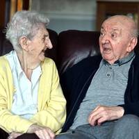 Ось такі вони - мами: 98-річна бабуся переїхала, щоб доглядати за 80-річним сином