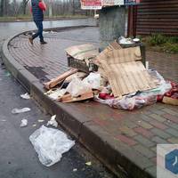 Гнилі фрукти та порожні пляшки: З вулиці Миру зробили смітник
