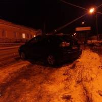 На зупинці громадського транспорту нетверезий водій збив подружжя