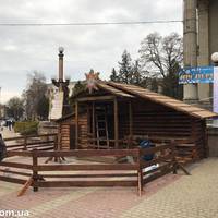 На Театральному майдані вже почали встановлювати Різдвяну шопку