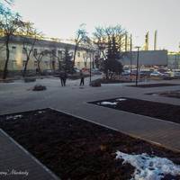 У сквері поблизу площі Героїв Євромайдану закінчили роботи з мощення фігурними елементами та встановили лавки