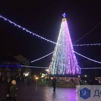 Центральна ялинка Тернополя засяяла 3D-ілюмінацією