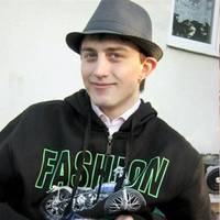 Вражаюча історія про віру і силу: Прикутий до інвалідного візка юнак, прагне встати на ноги