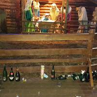 Бите скло, пляшки біля Різдвяної шопки та піротехніка. Тернопіль зустрів Новий 2018 рік! (ФОТО)