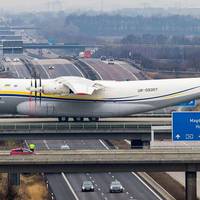 У мережі набирає популярність ефектне фото прибуття українського Ан-22 в Лейпциг