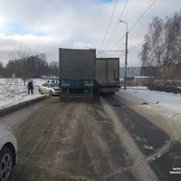 В Тернополі на Текстильній Mazda влетіла під колеса вантажівки