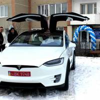 На відкритті салону “Електрокар” в Тернополі «танцювала» Tesla (ВІДЕО)