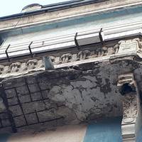В Чорткові жінку ледь не прибив шматок ліпки старої будівлі