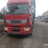 В Тернополі водій вантажівки порвав тролейбусну лінію і втік