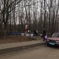 Пам'ятний знак на місці масового знищення євреїв знову облили червоною фарбою. Фото