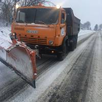 Шляховики ще з ночі розчищають дороги області