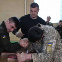 Військовослужбовці Тернополя мірялися силою рук