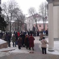 До Катедри вишикувалася чимала черга: Тернополяни прийшли вшанувати чудотворну ікону