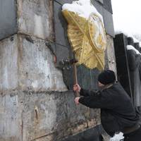 У Львові невідомі розбили Монумент Слави і залишили напис  