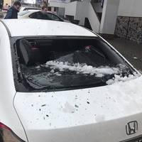 У центрі Тернополя на автомобіль,  де була вагітна жінка, впала брила снігу