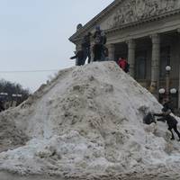 Гори снігу на Театральному майдані стали місцем розваг тернопільської дітвори