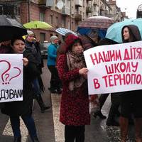 Центр Тернополя перекритий: протестують проти закриття школи мистецтв (ФОТО, ВІДЕО)