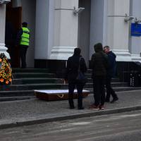 Під Тернопільською прокуратурою стояла домовина, вінки та грала похоронна музика