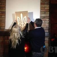 Виправила помилки сина: мама поляка, який спалив тризуб, купила і почепила його назад в Тернополі (фото)