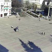 Неадекватний водій на Театральному майдані ледь не подавив людей (ФОТО, ВІДЕО)