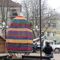У центрі Тернополя встановили величезну кольорову писанку