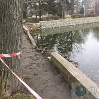 У Тернополі біля острова Чайка частина підпірної стіни провалилася у воду