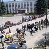 На Лановеччині на колінах зустрічали тіло бійця, який помер на Донбасі