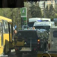 На вулиці 15 квітня у Тернополі маршрутка зіткнулася з автомобілем