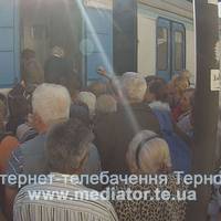 Везуть, як худобу: тернопільські пасажири не вміщаються у вагони потягів (Відео)