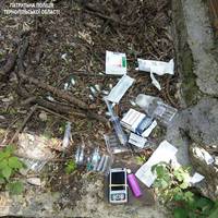 «На землі сидів чоловік, а довкола нього валялися шприци та упаковки від ліків», – патрульні про виклик на вулиці За Рудкою