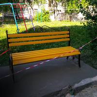 У дворах міста встановлюють нові лавки