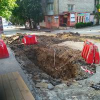 На вулиці Шашкевича здійснюють влаштування траншеї каналізаційної мережі