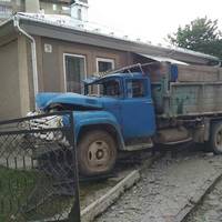 У Чорткові вантажівка знесла огорожу та зупинилась в кількох сантиметрах від приватного будинку. Фото