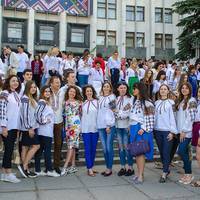 Бiля Тернопільської ОДА відбувся флешмоб «ОДА у вишиванці» (фото)