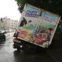 Вантажівка прилягла відпочити посеред Тернополя на вулиці Руській (ФОТО)