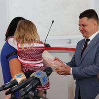 У Тернополі сім’ям та одиноким молодим громадянам вручили чотири сертифікати на придбання житла