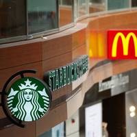 Чому Starbucks і McDonald’s відмовляються від пластикових трубочок, і ми теж маємо це зробити