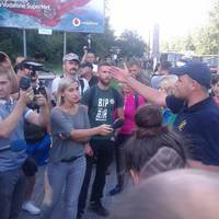 На вулиці 15 Квітня перекрили дорогу: люди протестують проти забудови в парку (ФОТО)
