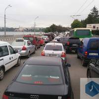 Транспортний колапс у Тернополі. Люди добираються на роботу пішки. Фото