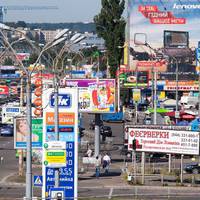 В Україні заборонено розміщення реклами на ліхтарних стовпах