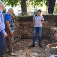 У центрі Тернополя археологи знайшли цегляне мощення і казан, яким більше ніж три століття