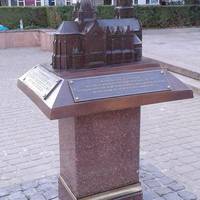 Навпроти ЦУМу оновили бронзовий макет костелу