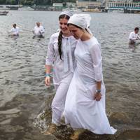 Масове хрещення у водах Дніпра – фото