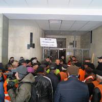 «Почуйте нас!», «Зарплату!»: Тернопільську САД сьогодні переповнили протестувальники (фото)