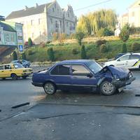 ДТП у центрі Кременця: легківку зім`яло, як банку. Фото