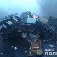 Страшна аварія у Тернополі: автомобіль перетворився на купу металу. Фото