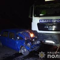 Водій виїхав на зустрічну смугу і зіткнувся з вантажівкою. Фото